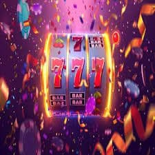 Dealer kasino profesional melayani permainan meja secara live streaming